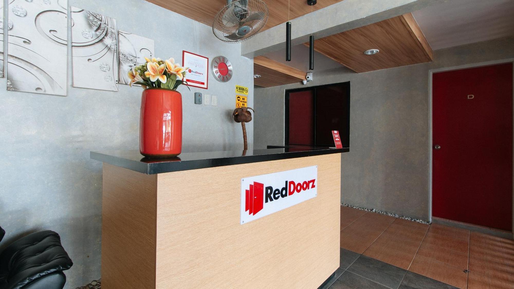 Reddoorz Near Christ The King Medical Center Hotel Las Piñas Exterior foto